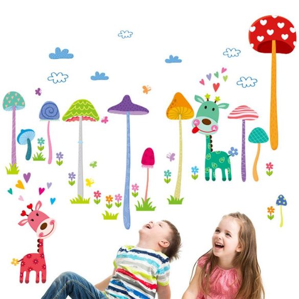 Sticker perete girafe colorate în pădurea cu ciuperci