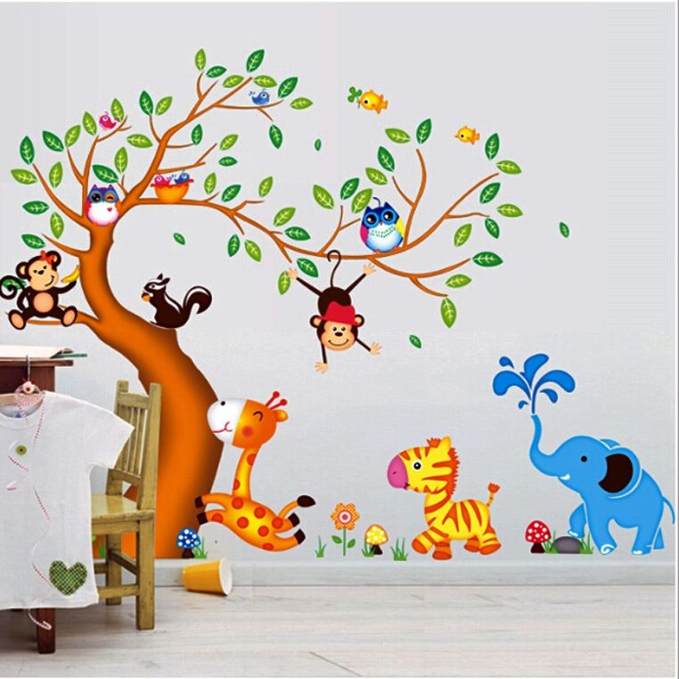 Copac cu frunze verzi cu girafă, zebră, maimuţe, bufniţe